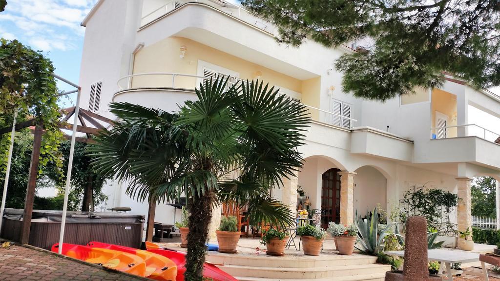 Apartments Little Castle โวดีเซ ภายนอก รูปภาพ